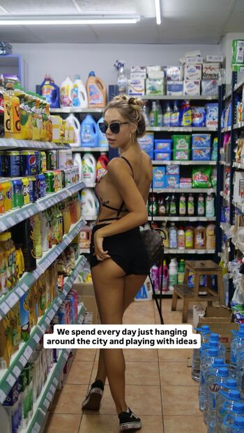 Alexis Ren