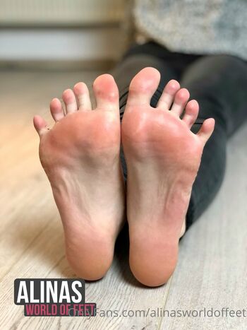 alinasworldoffeet