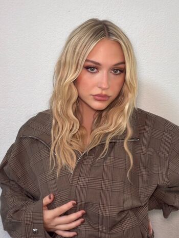 Alyvia Alyn Lind