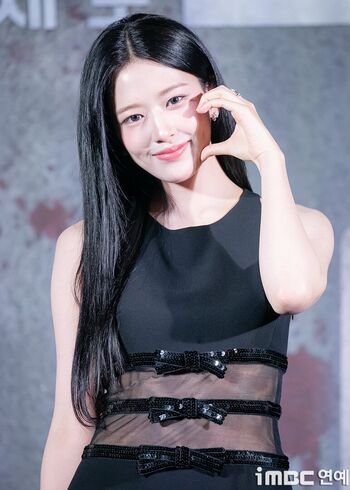 An Yujin 안유진 |