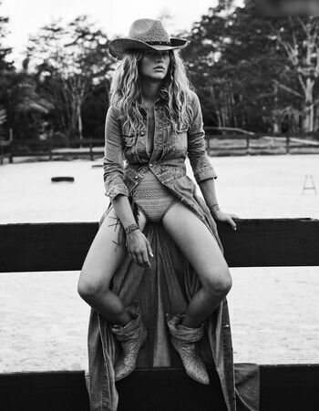 Anna Ewers