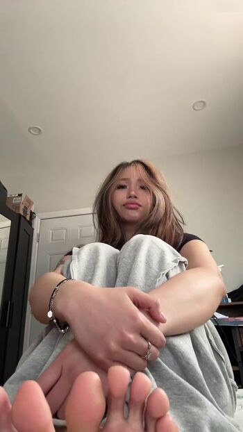 Annie Zheng (@cellow111)