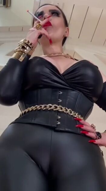 AnouschkaFemmeFatale