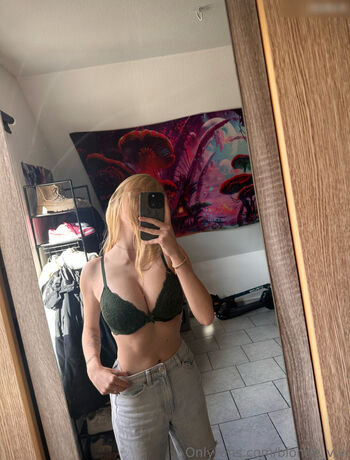 blonde_vivi