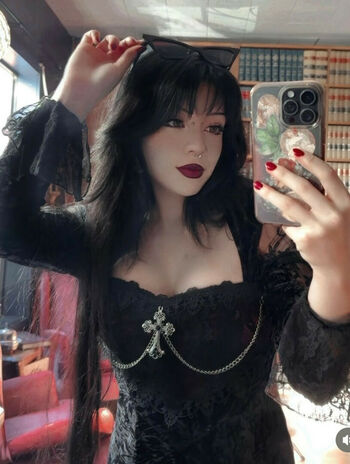 BuffGothMom