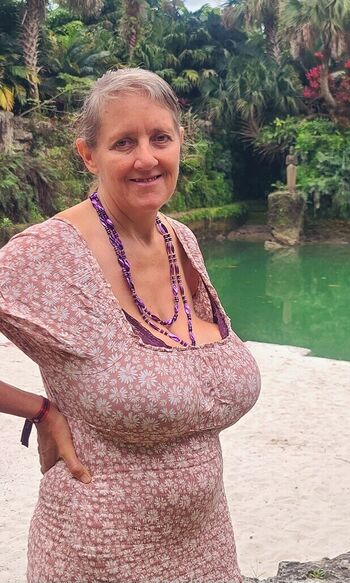 Busty Petra