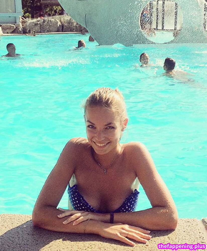 Cécile Fourrier Naken OnlyFans Foto #2