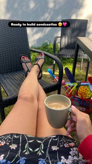 cute_lily_feet