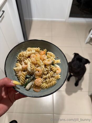 desk1er / jill_bunny