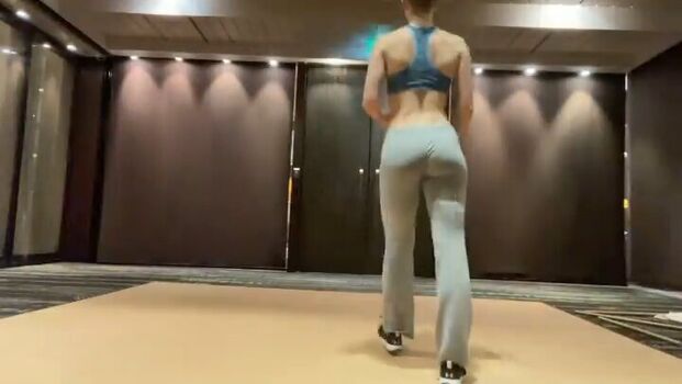 Elena Kampouris