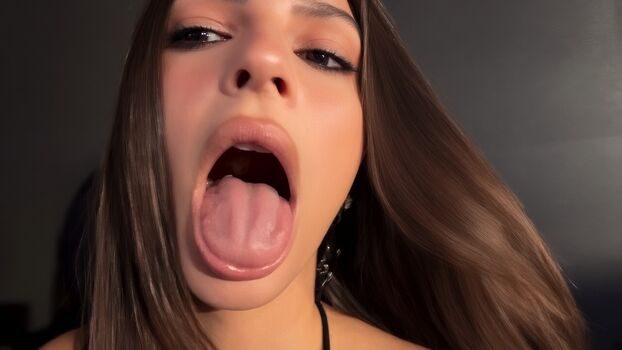 Emily Ratajkowski