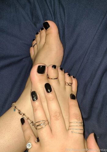 feetstacystay
