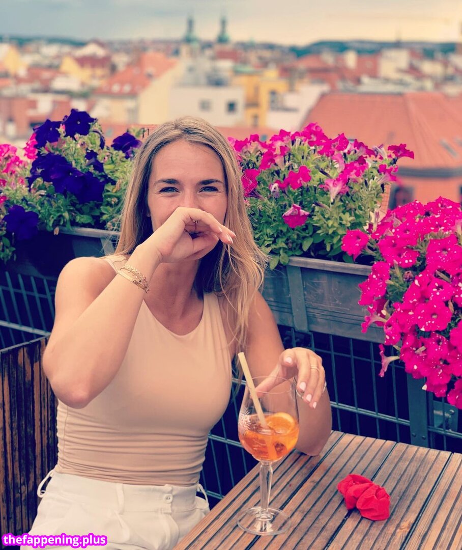 DesJournalistes / Femmes Journalistes / animatrices et autres dans les médias / https: / melanie.nouveauxmedias Foto OnlyFans Nua #75