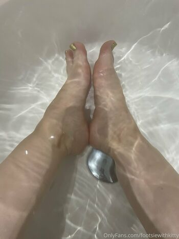 footsiewithkitty