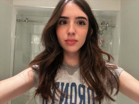 Gabriela Bee