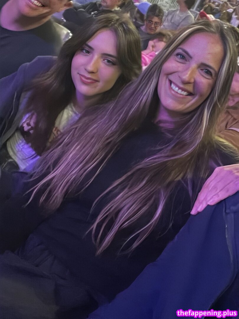 Gabriela Bee