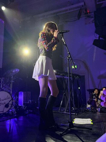 Gabriela Bee