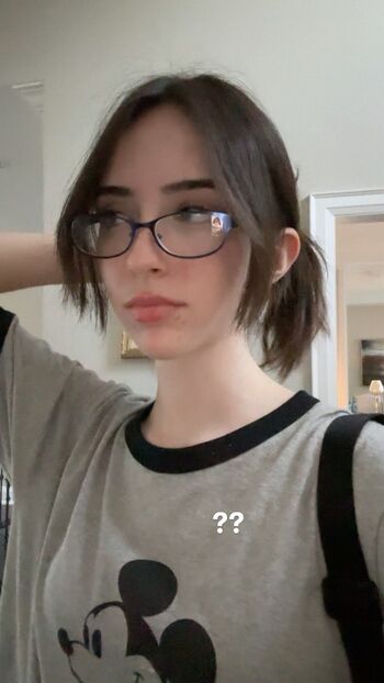 Gabriela Bee