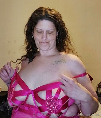 greeneyedstonerchick