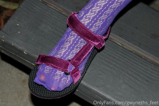 gwyneths_feet