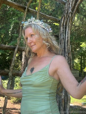 harlowflowerfootgoddess