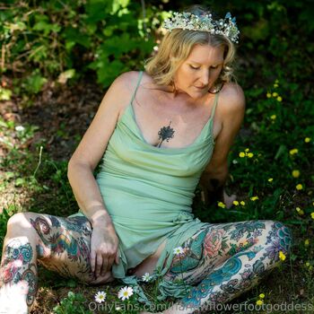 harlowflowerfootgoddess