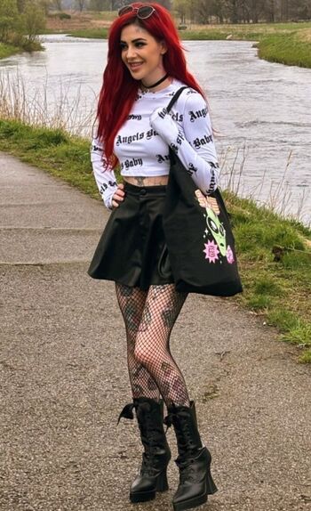 Holli Adams Vivalaholli