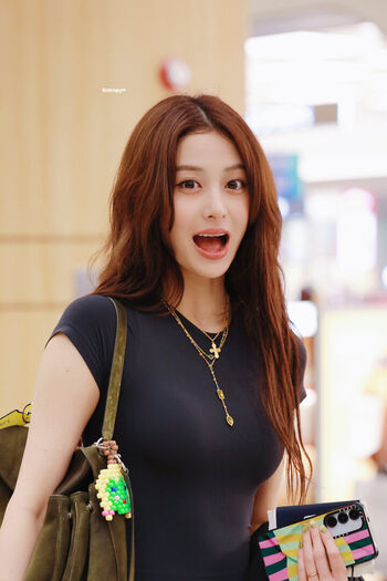 Huh Yunjin 허윤진