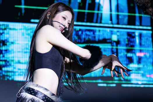 Huh Yunjin 허윤진