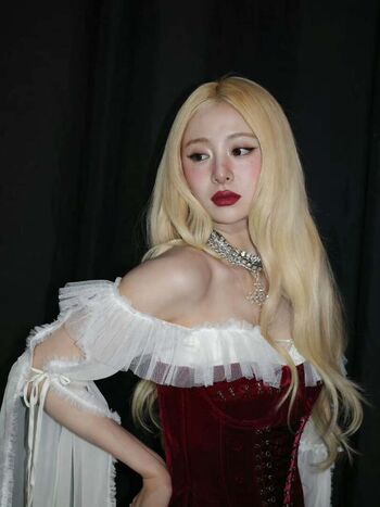 Huh Yunjin 허윤진