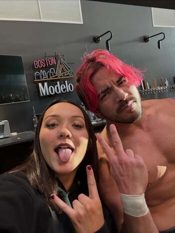 Izzy Moreno / ItsIzzyMania