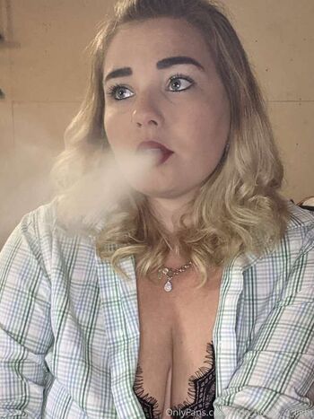 Jade_needs_a_light