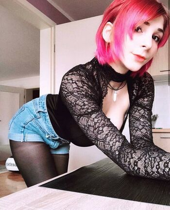 Julez Notyourwaifu_6