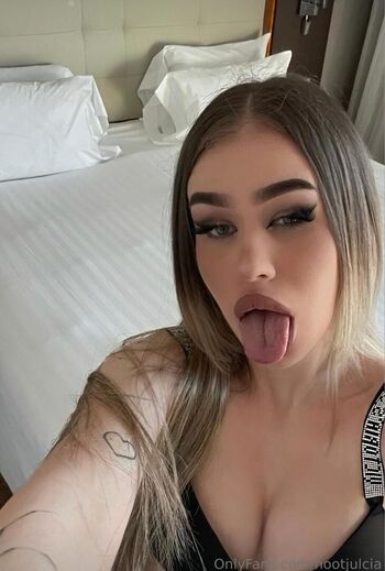Julviss_ Hotjulcia