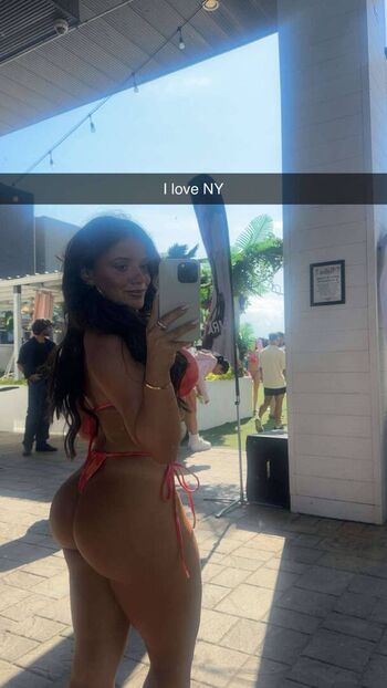 Kayla Manousselis / kaylamanousselis