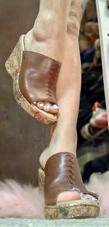 kim_kisses_foot_goddess