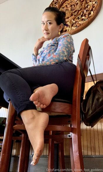 kim_kisses_foot_goddess