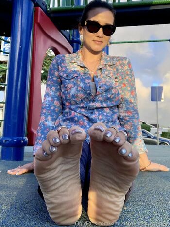 kim_kisses_foot_goddess