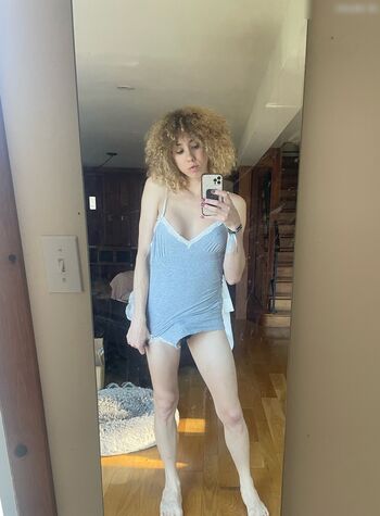 Lily Demure