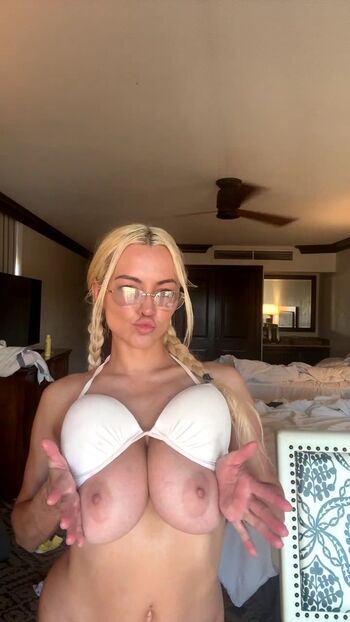Lindsay Pelas