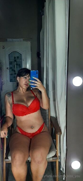 mia_kiss_you