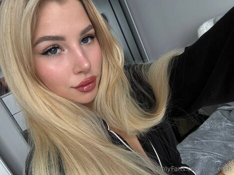 mia_tesh