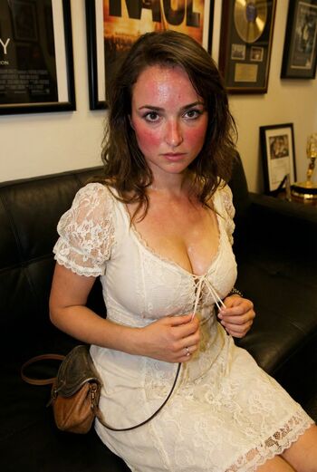 Milana Vayntrub