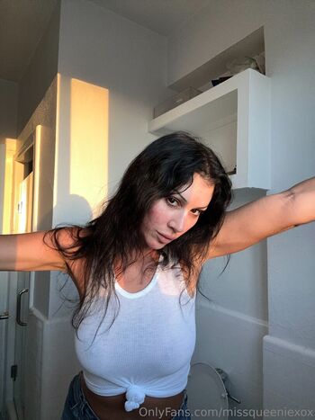 MissQueenieXOX