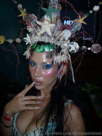 MissQueenieXOX
