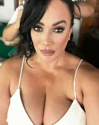 Nia Jax-Lina Fanene