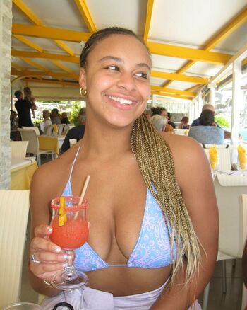 Nia Sioux