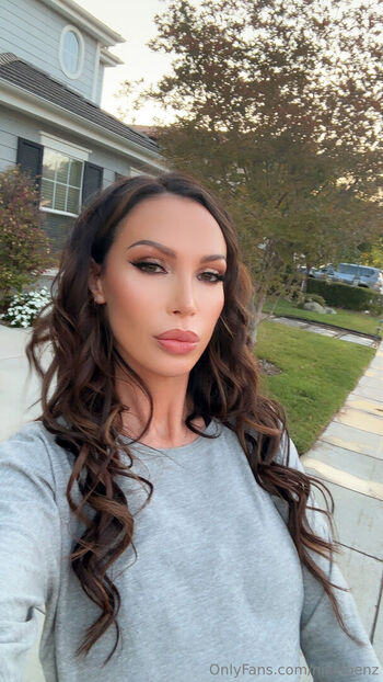 nikkibenz