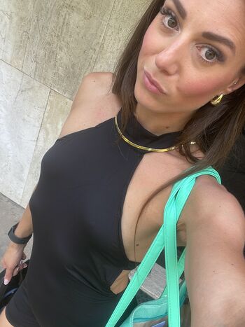 ninamissfit.model