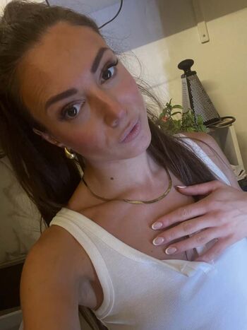 ninamissfit.model